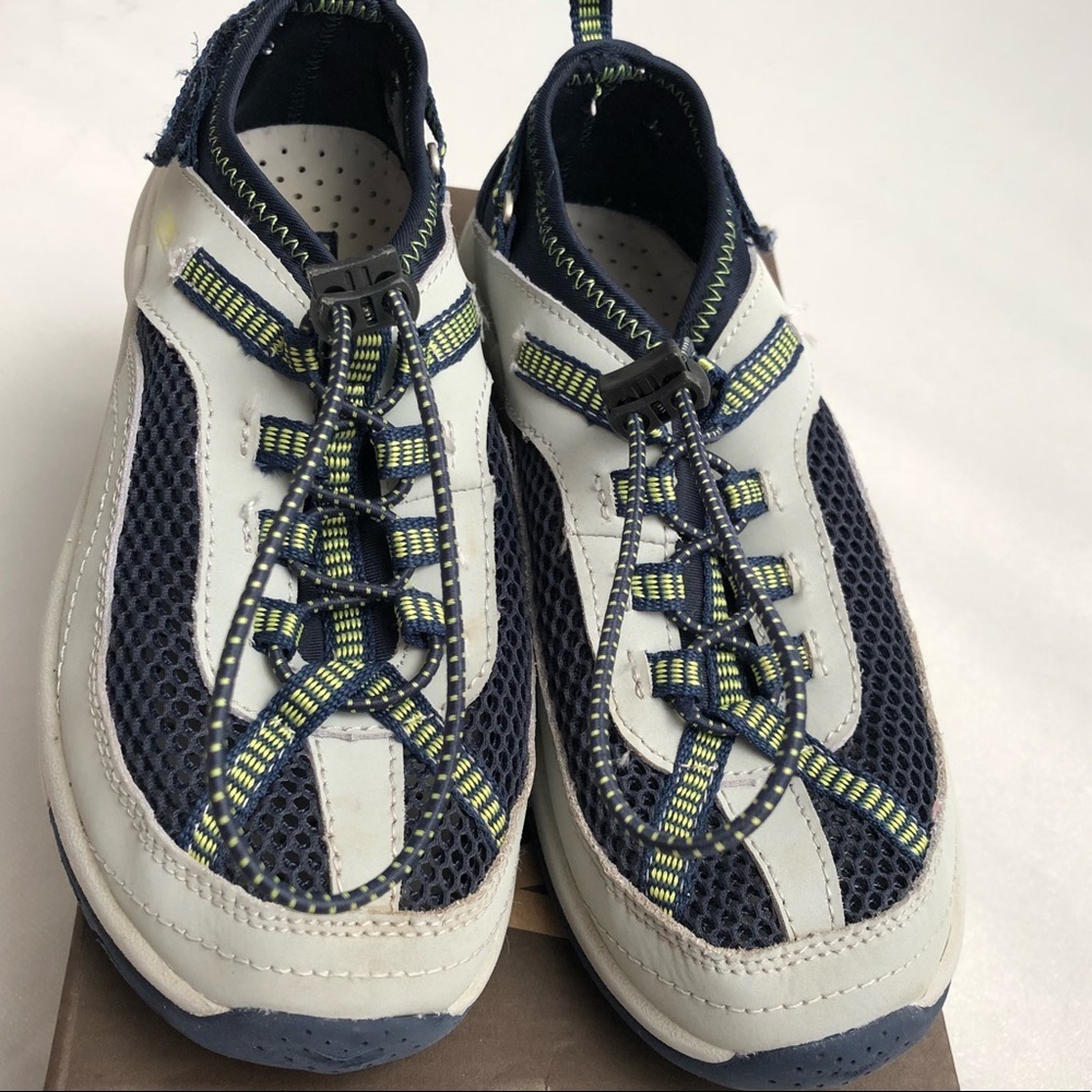 Khombu Gem navy blue and gray water sneaker